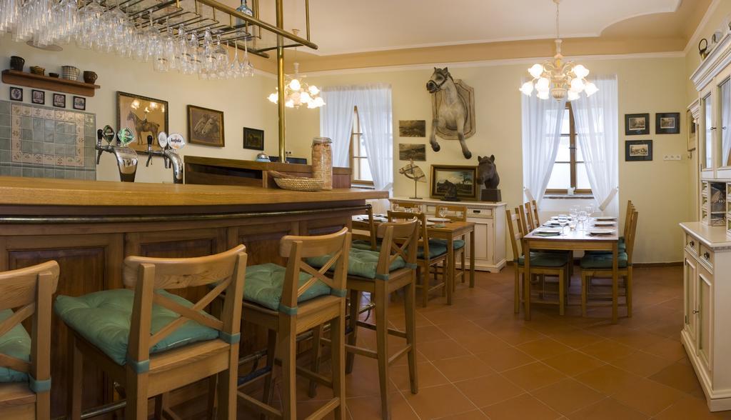 Hotel Dvur Hoffmeister Velke Cicovice Экстерьер фото