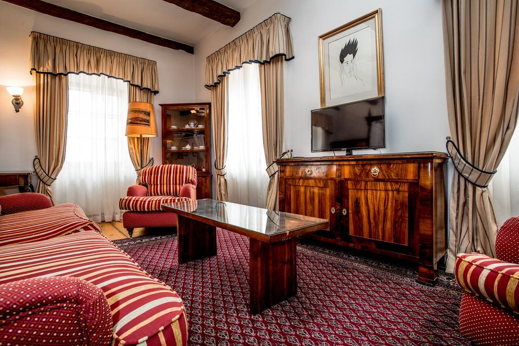 Hotel Dvur Hoffmeister Velke Cicovice Экстерьер фото