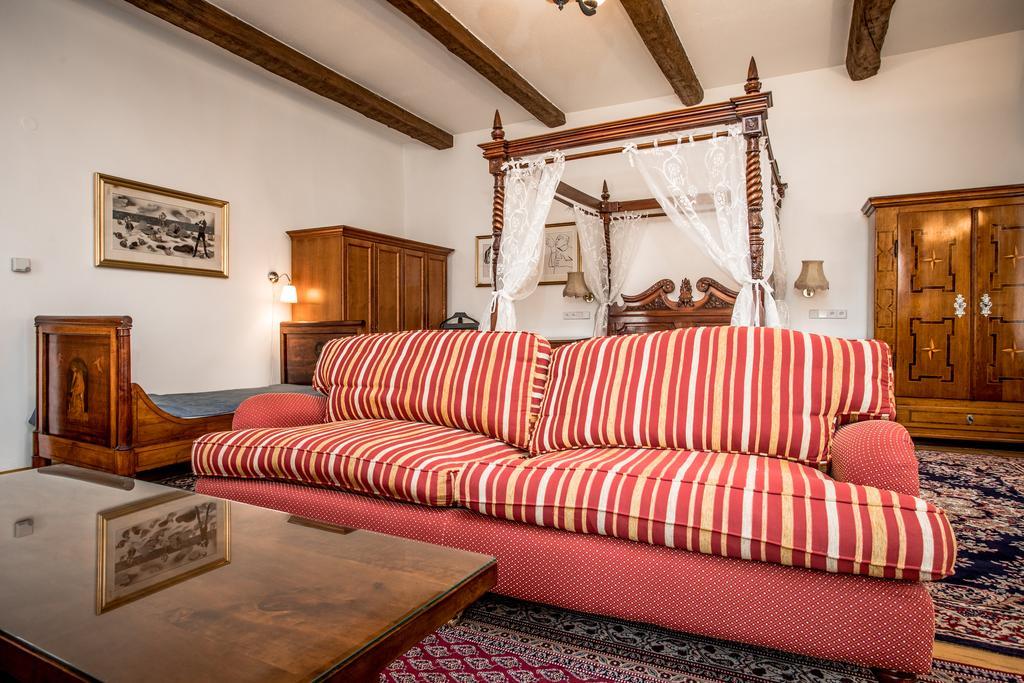 Hotel Dvur Hoffmeister Velke Cicovice Экстерьер фото