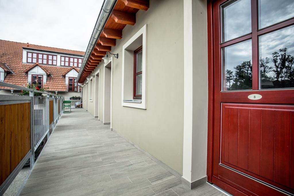 Hotel Dvur Hoffmeister Velke Cicovice Экстерьер фото