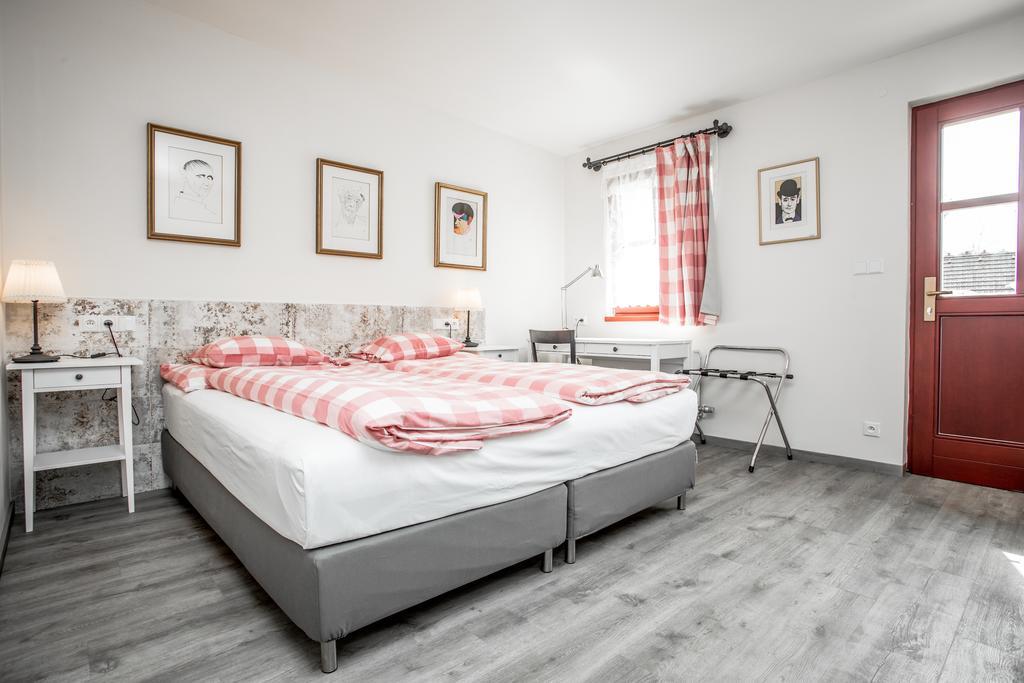 Hotel Dvur Hoffmeister Velke Cicovice Экстерьер фото