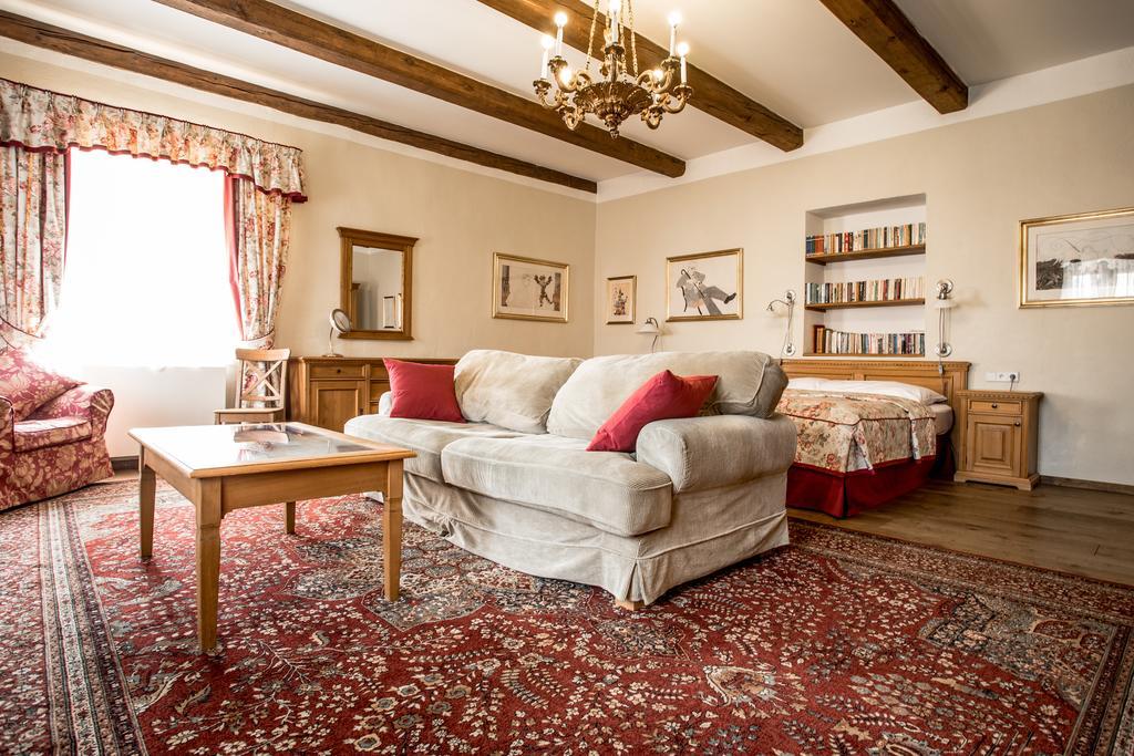 Hotel Dvur Hoffmeister Velke Cicovice Экстерьер фото