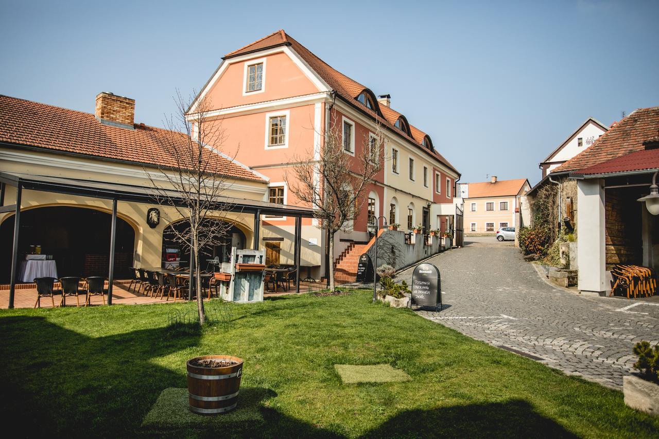 Hotel Dvur Hoffmeister Velke Cicovice Экстерьер фото