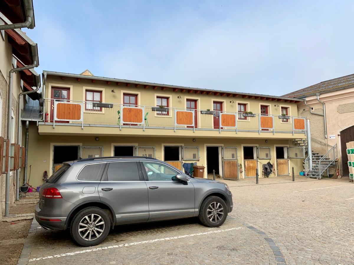 Hotel Dvur Hoffmeister Velke Cicovice Экстерьер фото