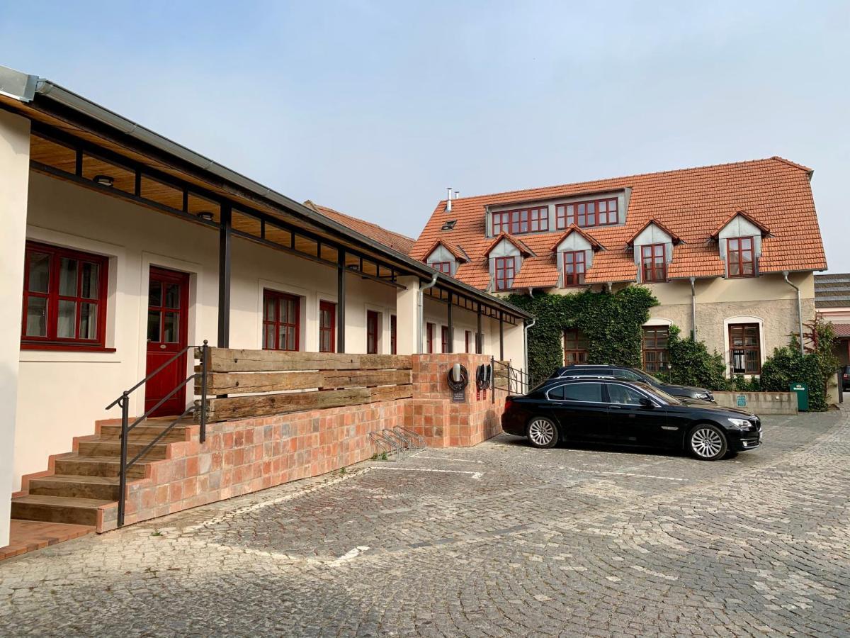 Hotel Dvur Hoffmeister Velke Cicovice Экстерьер фото